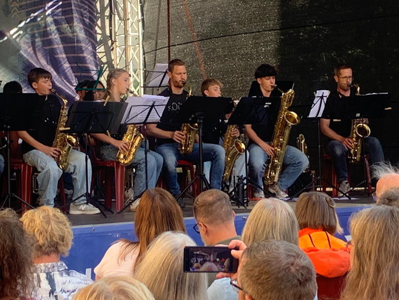 WOINEM BRASS & SAXESFUL begeistern beim Kultursommer Weinheim mit modernem Bläsersound